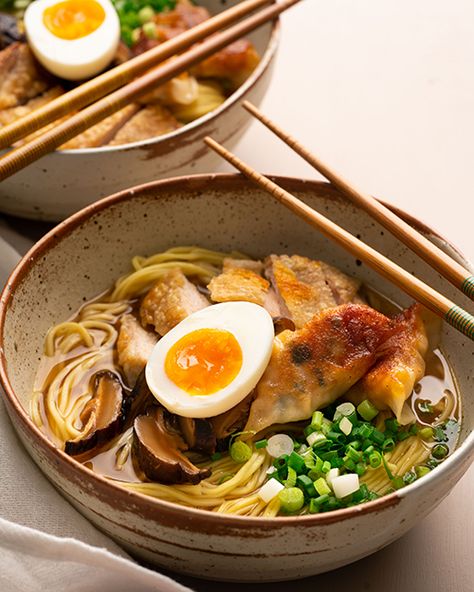 Gyoza Ramen Soup, Gyoza Noodle Soup, Marian Grasby Recipes, Ramen Dumpling Soup, Gyoza Bowl, Gyoza Dinner, Soup Crock Pot Easy, Prawn Ramen, Chicken Noodle Soup Crock