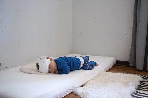 Using a Montessori floor bed for your baby from birth is very different from a crib. Here are some of the realities of using a floor bed from birth. Montessori Baby Bed, Baby Floor Bed, Floor Bed Mattress, Daycare Spaces, Montessori Work, Baby Weeks, Montessori Floor Bed, Montessori Parenting, Floor Bed Frame