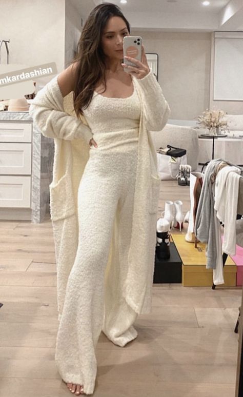 Classy Loungewear, Pajamas Aesthetic, Lounge Outfits, How To Look Expensive, Pajama Outfit, Elegant Outfit Classy, Pajama Fashion, Sleepwear Fashion, Look Expensive