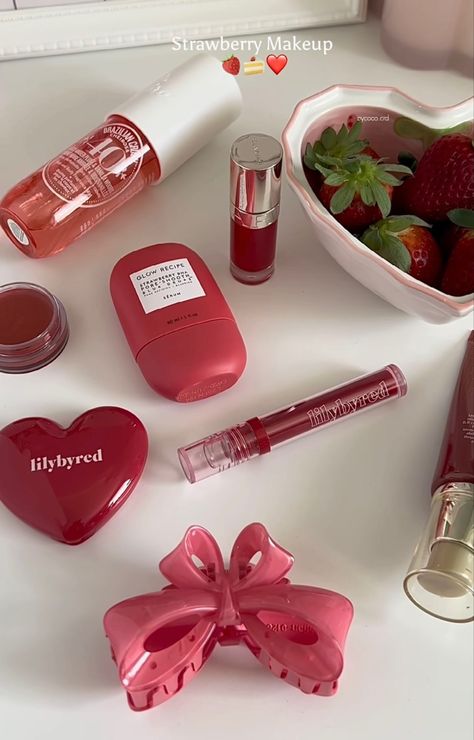 Strawberry Makeup, 00s Mode, Fancy Makeup, Pretty Skin Care, Pretty Skin, Makeup Items, روتين العناية بالبشرة, Makeup Essentials, Beauty Product