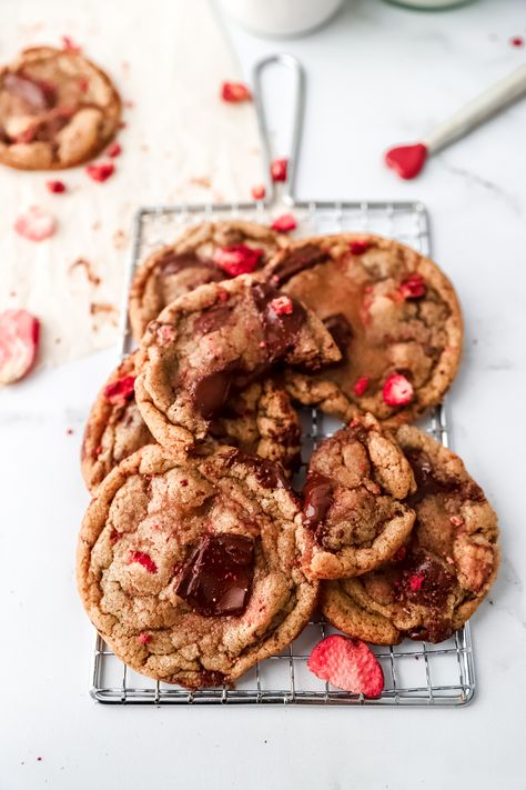 Delicious gooey chocolate and freeze dried strawberries come together on the softest, yet crunchiest cookie. These come together in half an hour making your Valentine's Day wonderfully romantic and incredibly delicious. Strawberry Chocolate Clusters, Strawberry Chip Cookies, Strawberry Chocolate Cookies, Chocolate Covered Strawberry Cookies, Chocolate Covered Strawberries Cookies, Chocolate Strawberry Cookies, Unhealthy Desserts, Chocolate Strawberry Desserts, Strawberry Recipe