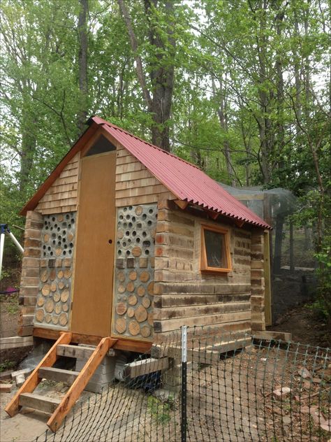 In this informative article we guide on how to build your very own Log Cabin Chicken Coop - with pictures and plans!  #log #cabin #chicken #coop #diy Garden Log Cabin, Diy Log Cabin, Cordwood Homes, Garden Log Cabins, Chicken Coop Garden, How To Build A Log Cabin, Cozy Log Cabin, Diy Chicken Coop Plans, Log Cabin Ideas