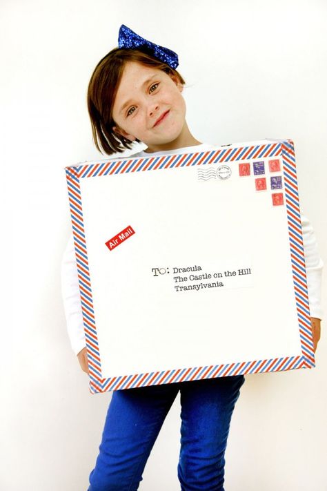 DIY Air Mail Costume Clever Halloween Costumes For Kids, Cardboard Box Costume, Halloween Costumes You Can Make, Sibling Costume, Cardboard Costume, Letter Craft, Clever Halloween, Box Costumes, Candy Costumes