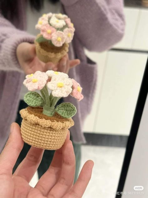 Crochet Pot Of Flowers, Small Crochet Bouquet, Amigurumi Flower Pot, Crochet Flower In Pot, Flower Pot Crochet, Crochet Flower Pot, Crochet Bouquet, Pola Amigurumi, Crochet Business