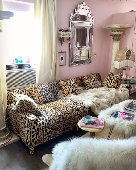 Leopard Glam Bedroom, Cheetah Print Living Room, Pink Leopard Decor, Cheetah And Pink Bedroom, Cheetah Print Living Room Decor, Leopard Living Room, Cheetah Living Room Ideas, Cheetah Rug Living Room, Cheetah Print Couch