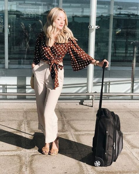 Girl Airport, Beige Linen Trousers, Elegant Feminine Outfits, Body And Style, Ellie Jean, Airport Chic, Style Roots, Grandma Aesthetic, Air Port Outfit