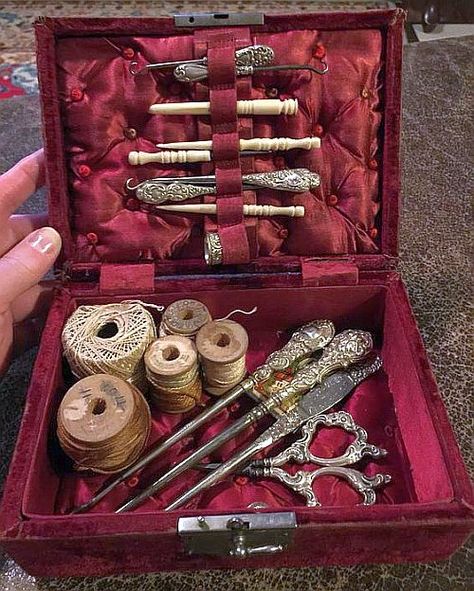 Antique Victorian sewing box. Sewing Kit Aesthetic, Seamstress Aesthetic, Victorian Items, Victorian Sewing, Vintage Sewing Box, Sewing Case, Vintage Sewing Notions, Sewing Kits, Sew Ins