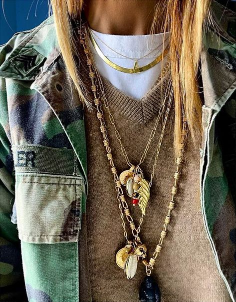 Street Style Jewelry, Layering Jewelry, Necklace Outfit, Jewellery Necklace, Looks Street Style, Fashion Mistakes, Outfits Casuales, Fashion Details, Autumn Winter Fashion