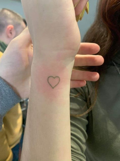 Green Heart Tattoo, Heart Tattoo Placement, Vegan Tattoo Ideas, Tattoos And Nails, Heart Outline Tattoo, Placement Tattoo, Little Heart Tattoos, Heart Tattoo On Finger, Love Heart Tattoo