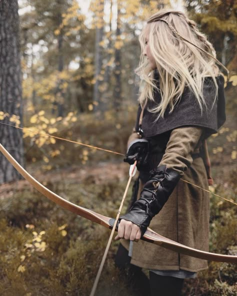 Badass wrist cuffs😍🥀Sagosystrar (@sagosystrar) on Instagram: “🍃🏹 / @nevnarien #fairytale #fantasy #archer #archery #longbow #lotr #legolas” Bow Photoshoot, Fantasy Archer, Archery Aesthetic, Lotr Legolas, God Aesthetic, Book World, Medieval Aesthetic, Royal Aesthetic, Fantasy Photography