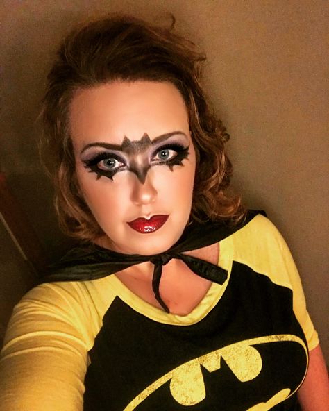 Batgirl make-up 🦇 Batwoman Makeup Halloween, Bat Girl Makeup, Wallpapers Scream, Tattoos For Three, Matching Halloween Tattoos, Batgirl Makeup, Halloween Women Makeup, Batwoman Makeup, Pumpkin Paintings