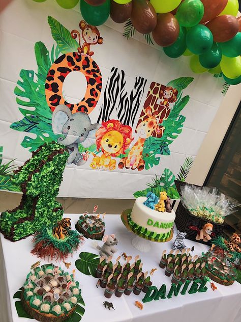 Details cake table with backdrop Party Animals Backdrop, Safari Birthday Party Cake Table, Party Animal Birthday Theme Table Decor, Zoo Birthday Party Backdrop, Animal Smash Cake Jungle, Safari Birthday Theme, Fox Birthday, Safari Theme Birthday, Safari Birthday