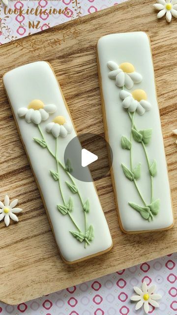 Royal Icing Cookie Sticks, Spring Cutout Cookies, Wildflower Sugar Cookies Royal Icing, Spring Wedding Cookies, Edible Flower Cookies, Stick Cookies Decorated, Flower Sugar Cookies Decorated, Cookies Daisy, Viennese Desserts