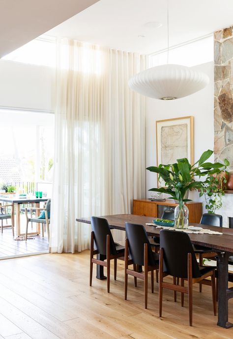 Bondi House, Coastal Mid Century Modern, Mid Century Dining Room, Modern Coastal Home, Coastal Dining Room, Mid Century Modern Dining Room, Dining Room Design Modern, Modern Renovation, Mid Century Modern Home