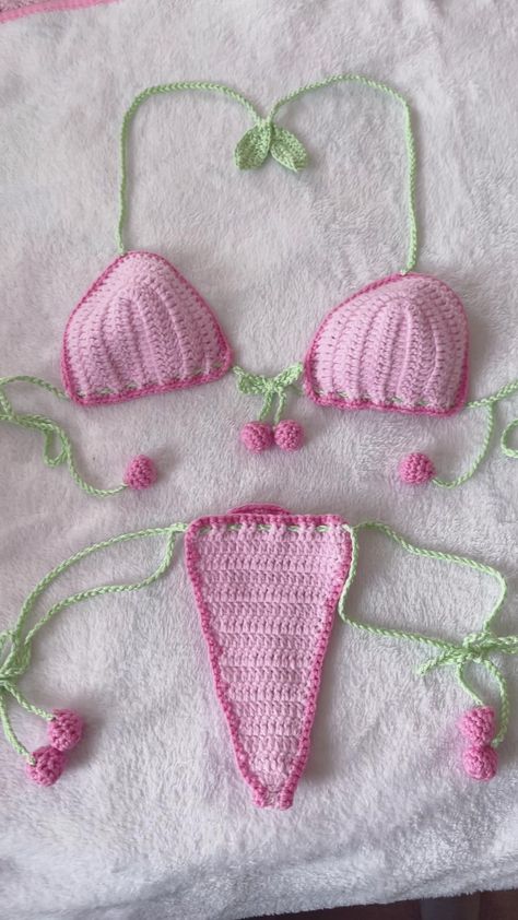 Free Crochet Bikini Top Pattern Tutorial for Beginners #Crochet #CrochetBikini #BikiniCrochet #CrochetTips #CrochetBikiniSets Crochet Bikinis Free Patterns Beginner, Things To Crochet Clothes, Swimsuit Crochet, Bikinis A Crochet, Crochet Bathing Suits Pattern Free, Crochet Bikinis, Crochet Swimsuit, Crochet Bikinis Free Patterns, Crochet Bathing Suit