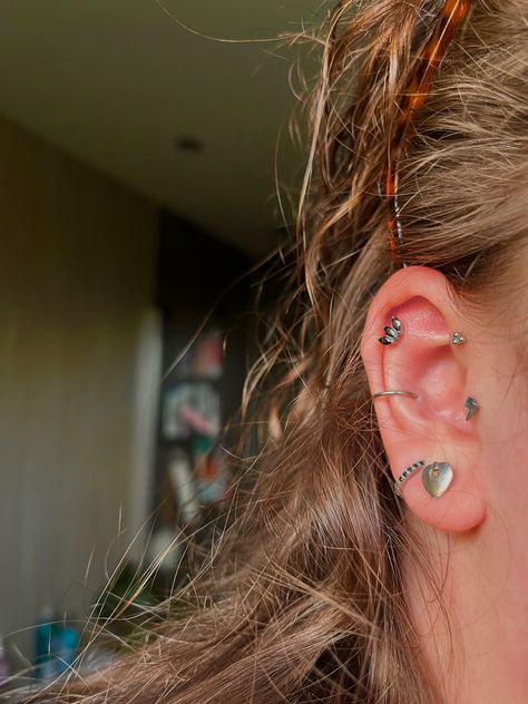 Ear piercings which include Double lobe, conch, tragus, forward helix, flat helix. With a mix if silver jewellery and black gemstone earrings Conch Forward Helix Piercing, Conch And Forward Helix Piercing, Piercing Lobe, Forward Helix Piercing, Forward Helix, Piercing Ideas, Helix Piercing, Tragus, Conch