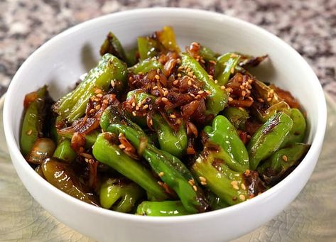 Stir-fried green chili peppers (Gochu-bokkeum: 고추볶음) recipe by Maangchi Maangchi Recipes, Kimchi Bokkeumbap, Green Pepper Recipes, Stir Fry Greens, Fried Peppers, Chili Pepper Recipes, Shishito Peppers, Vegetable Pancakes, Green Chili Peppers