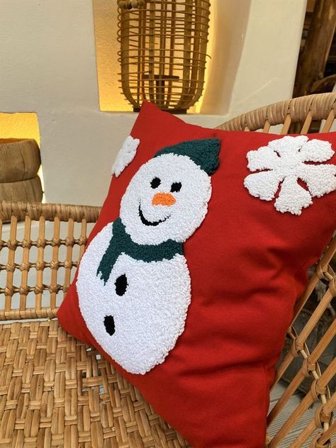 Punch Needle Pillow, Pillow Patterns, Christmas Linen, Christmas Pillows, Snowman Christmas, Holiday Decor Christmas, Decorative Pillow Cases, Pillow Pattern, Punch Needle