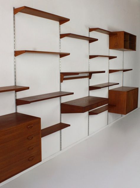 Mid Century Book Shelves, Vintage Bookshelf Ideas, Scandi Shelves, Mid Century Modern Furniture Ideas, Wardrobe Mid Century, Attic Living Room Ideas, Space Sketchbook, Mid Century Shelves, Mid Century Shelving