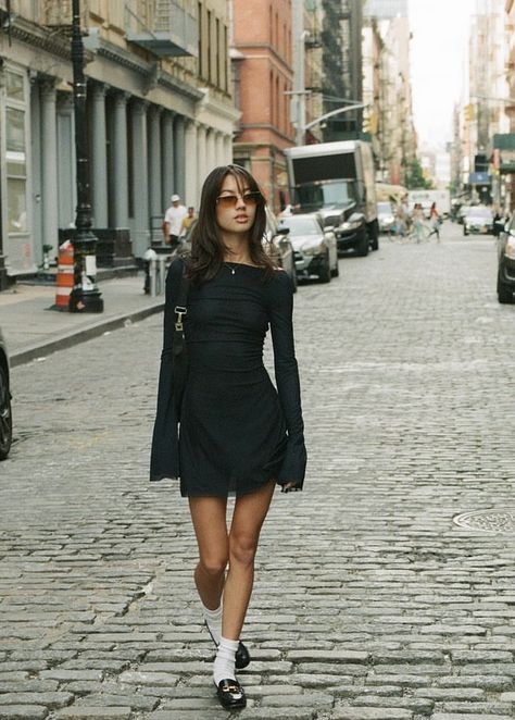 90s Glam Dress, Black Mini Dress Outfit Casual, Summer Dress 2024, Mini Black Dress Outfit, Dress And Boots Outfit, Black Bodycon Dress Outfit, Black Mini Dress Outfit, Flowy Fashion, New York Chic