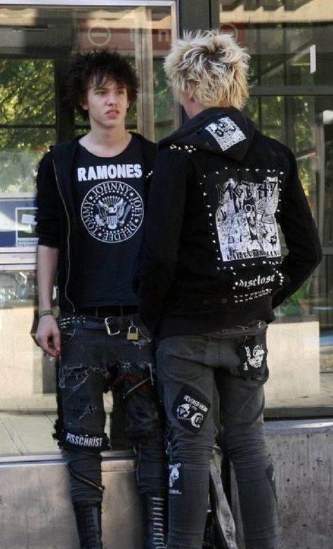 Punk Outfits Men, Punk Guys, Indie Outfits Grunge, Rock Boys, Punk Boy, Punk Men, Punk Culture, Punk Pants, Crust Punk