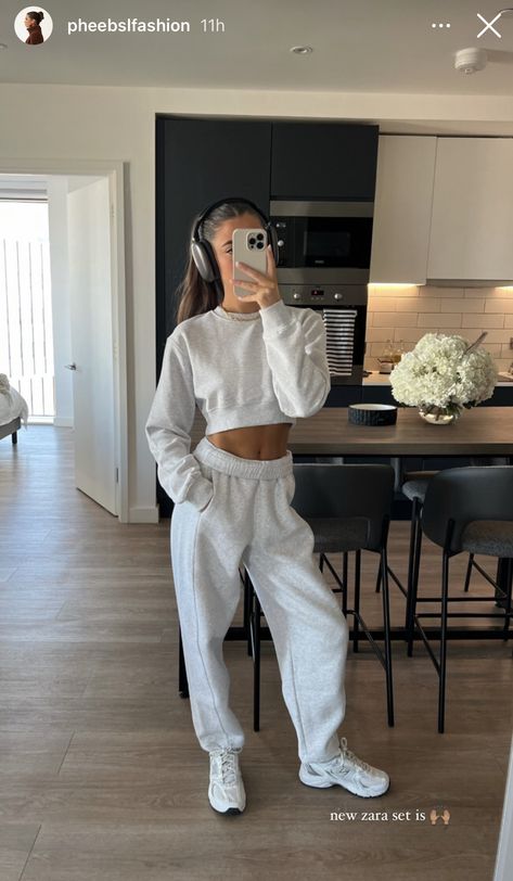 Aritzia Sweatsuit Outfit, Sideline Outfits, Aritzia Sweatsuit, Street Style Kendall Jenner, Outfits To Wear At Home, Baddie Makeup Looks, 2025 Wardrobe, Style Inspo Aesthetic, Sweatsuit Outfit