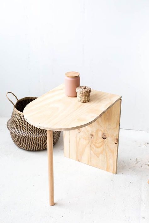 A simple tutorial for a modern plywood side table. Click through for the DIY! Plywood Side Table, Simple Side Tables, Plywood Table, Wood Table Diy, Plywood Siding, Farmhouse Side Table, Diy Simple, Diy Interior, Diy Planters