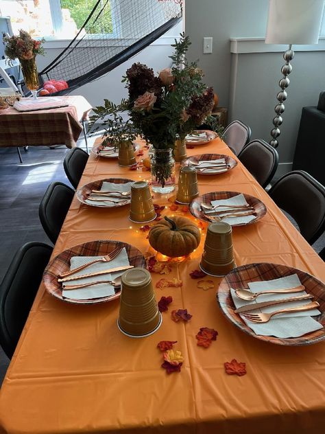 Friendsgiving Paper Table, Ladies Thanksgiving Party, Friends Giving Decor, Thanksgiving Set Up Small Space, Outdoor Friendsgiving, Thanksgiving Setup, Friendsgiving Decor Ideas, Friendsgiving 2023, Friendsgiving Dinner Party Decor