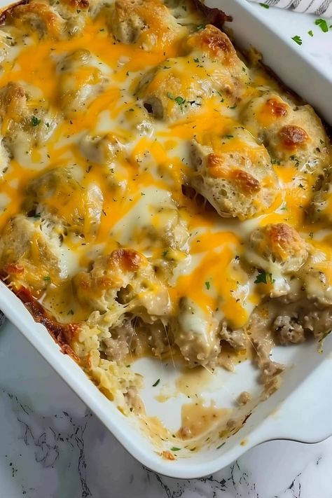 Biscuits and gravy casserole is the ultimate comfort food! It's loaded with eggs, sausage, gravy, cheese, biscuits, and tons of goodness! Biscuits And Gravy Breakfast Casserole, Recipes Cabbage, Best Biscuits And Gravy, Breakfast Pockets, Grands Biscuits, Breakfast Casserole Recipes, Gravy Casserole, Biscuits And Gravy Casserole, Biscuits Gravy