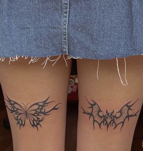 Upper Leg Butterfly Tattoo, Tatuajes Grunge Aesthetic, Simple Y2k Tattoo, Spider Leg Tattoos Women, Leg Tattoo Grunge, Butterflys Up Leg Tattoo, Thigh Grunge Tattoo, Butterfly Leg Tattoos, Tattoo Perna