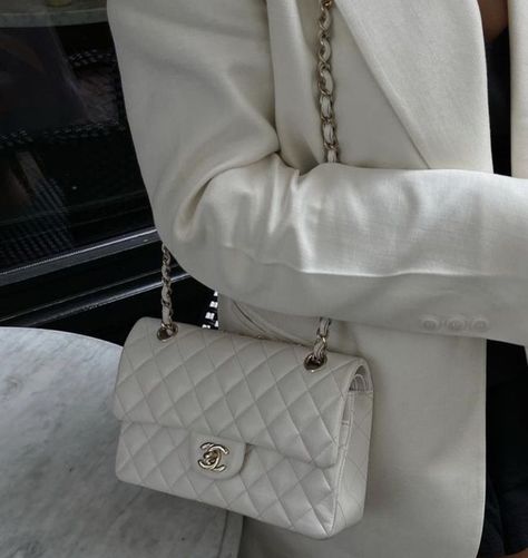 photo by @beatriceforsell / Chanel classic flap / white / gold Chanel Handbag White, White Chanel Bag, Chanel Bag Outfit, Chanel Bag Classic, Purse Outfit, Chanel Classic Flap Bag, Expensive Bag, Chanel Flap Bag, Classic Flap Bag