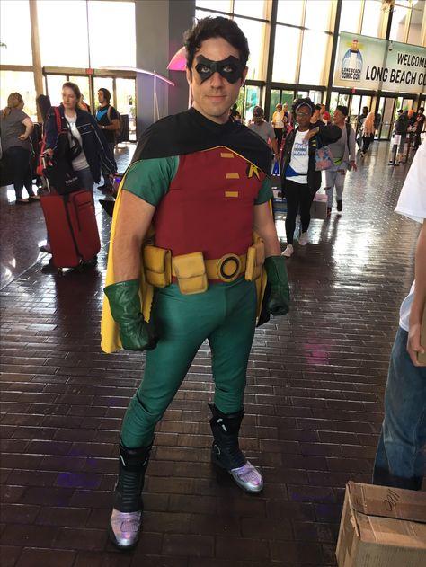 Robin - Long Beach Comic Con 2016 Robin Female Costume, Robin Costume Man, Red Robin Cosplay, Cosplay Robin, Batman And Robin Costumes, Diy Costumes Men, Female Robin, Robin Costume, Comic Costume