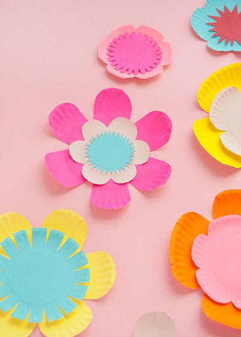 Painted Paper Plate Flowers ⋆ Handmade Charlotte Paper Plate Flowers, Tissue Paper Flowers Diy, Plate Flowers, Handmade Charlotte, Paper Flower Wall Decor, Paper Wall Hanging, Wall Hanging Crafts, Paper Plate Crafts, Paper Flowers Craft