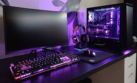 Lilac Gaming Setup, Purple Gaming Set Up, Small Game Rooms, Gaming Desk Setup, Best Gaming Setup, Computer Gaming Room, Gamer Setup, Gamer Room Decor, Pc Gaming Setup