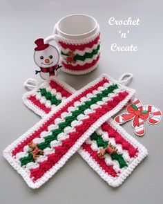 free crochet pattern for Christmas mug cover, add a mug and some sweets/candy and you have a quick Christmas gift, find the pattern on crochetncreate. #crochet #crochetmugcosy #crochetmugcover #freecrochetpatterns #kitchencrochet Crochet Mug Cozies, Crochet Cozies, Cup Cozy Crochet Pattern, Mug Cozy Pattern, Mug Cover, Crochet Snood, Crochet Mug, Crochet Mug Cozy, Crochet Coffee Cozy