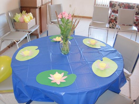 Frog themed baby shower. These are my ponds with lily pad cut out of green placemats. Lotus flowers cut from cardstock with yellow cup cake liners filled with home-made chocolate frogs. Cat-tails make up the center pieces. Frog Ideas, Frog Baby Showers, Chocolate Frogs, Frog Birthday Party, Princess Frog, Frog Party, Frog Birthday, Green Placemats, Princesa Tiana