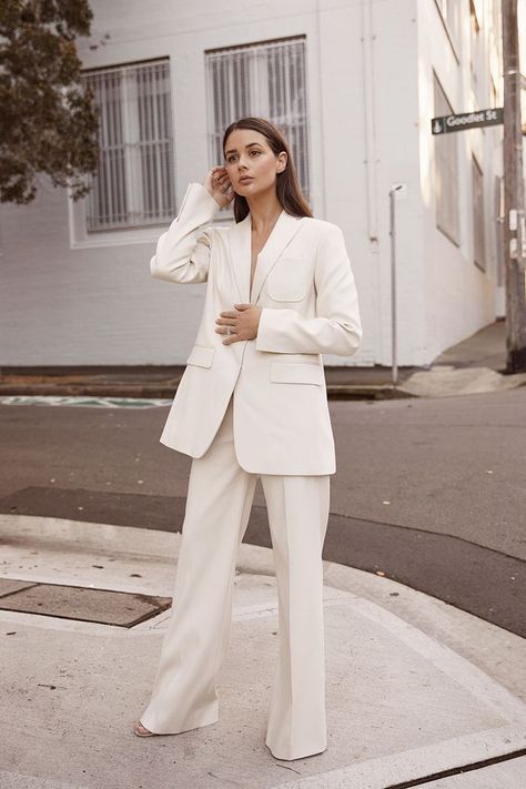 Business Style Women, Dandy Look, Blazer Off White, White Pantsuit, Female Suit, Minimalist Moda, Perfect Capsule Wardrobe, Tailored Suit, White Suit