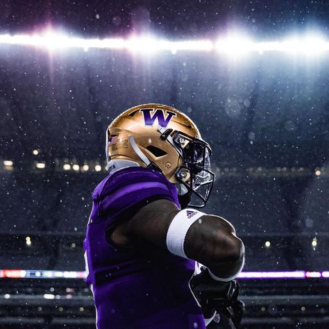 Washington Huskies Football Wallpaper, Uw Football, Cool Football Pictures, College Football Uniforms, Cold Pictures, Washington Huskies Football, Uw Huskies, Huskies Football, Football Drip