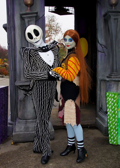 Jack Skellington & Sally by Hilary_JW, via Flickr Jack And Sally Costumes, Sally Halloween Costume, Sally Dress, Sally Costume, Sally Skellington, Halloween Parejas, Sally Nightmare, Sally Nightmare Before Christmas, Disneyland Halloween