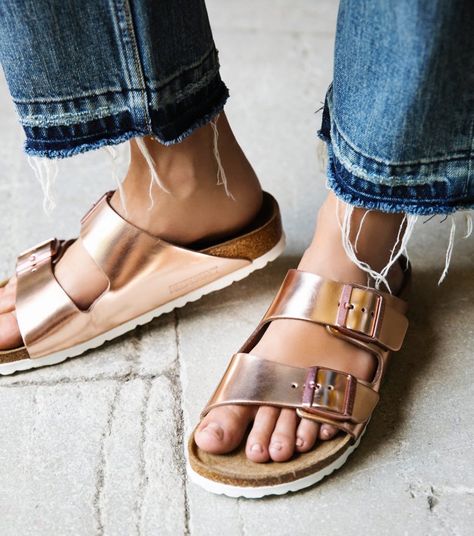 Metallic Birkenstocks, Gold Birkenstocks, Heel Sandals Outfit, Birkenstock Outfit, Skandinavian Fashion, Sandals Outfit, Spring Fever, Birkenstock Sandals, Metallic Sandals