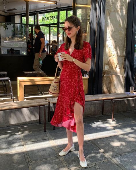 When someone asks me to describe my summer outfit : red midi dress, straw bag and comfy ballet flats | Instagram Comfy Ballet Flats, Outfit Red, Red Midi, Soft Feminine, Midi Dress Summer, My Summer, Red Midi Dress, Glamour Fashion, Retro Outfits