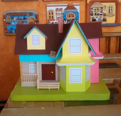 y aqui ya esta terminada con colores, con ventanas, con escaleritas, jardin, varandal....todo es echo a mano listo casita de  UP  terminada Disney Cakes, School Projects, Gingerbread House, Gingerbread, Frozen, Disney