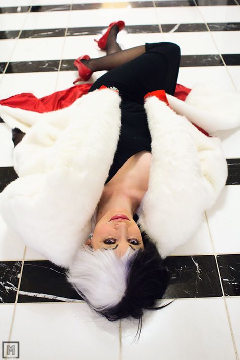 Cruella - 101 Dalmatians by *EveilleCosplay on deviantART Cruella Photoshoot, Cruella Style, Halloween Photoshoot Ideas, Black And White Wig, Mystery Train, Cosplay Disney, White Wig, Debut Photoshoot, 101 Dalmations