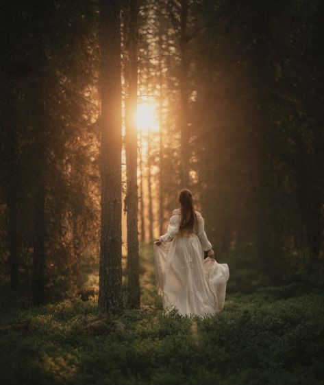 Fantasy Forest Photography, Woodland Photoshoot Ideas, Forest Goddess Aesthetic, Magical Forest Photoshoot, Forest Nymph Photoshoot, Witchy Forest Photoshoot, Elven Photoshoot, Fairy Woods Aesthetic, Nature Portraits Woman