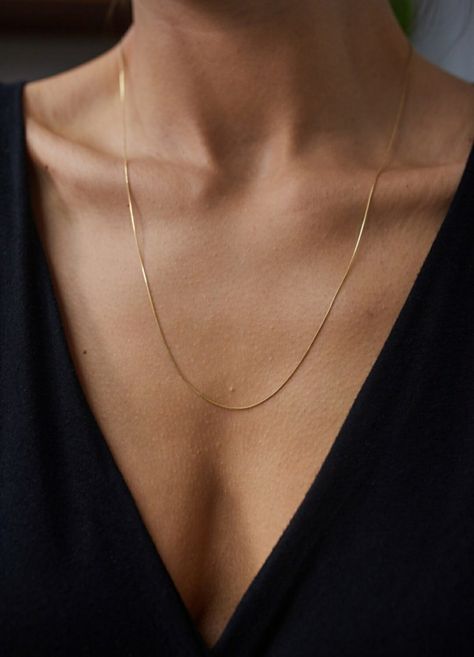 Simplistic Jewelry Aesthetic, Gold Neck Chain, Jewelry Necklace Simple, Pandora Bracelet Designs, Simple Chain Necklace, Gold Minimalist Jewelry, Fancy Jewelry Necklace, Pretty Jewelry Necklaces, Diamond Necklace Designs