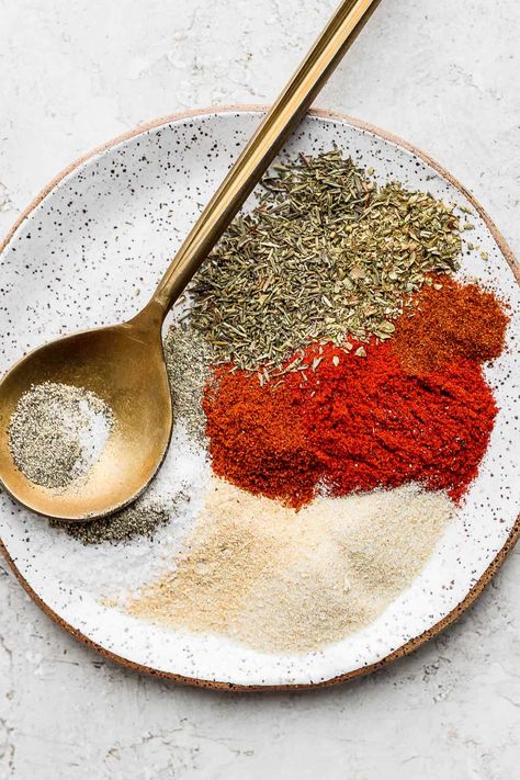 Blackened Seasoning - a flavorful and delicious blackened seasoning recipe that is perfect for so many recipes! #blackenedseasoning #blackenedseason Chipotle Chicken Seasoning, Pork Roast Seasoning, Mexican Spice Mix, Easy Homemade Chili, Mexican Spice, Homemade Chili Seasoning, Wooden Skillet, Fajita Seasoning Recipe, Pork Chop Seasoning