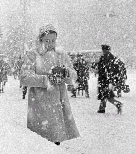 Russian People, Retro Photos, Russian Winter, I Love Winter, Black And White Photograph, Winter Love, Vintage Winter, Old Postcards, Winter Aesthetic