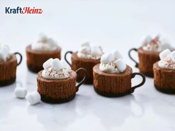 Cake Mug Recipe, Hot Cocoa Cheesecake, Mug Cheesecake, Cheesecake Minis, Holiday Cheesecake Recipes, Holiday Cheesecake, Mug Recipe, Philadelphia Recipes, Cake Mug