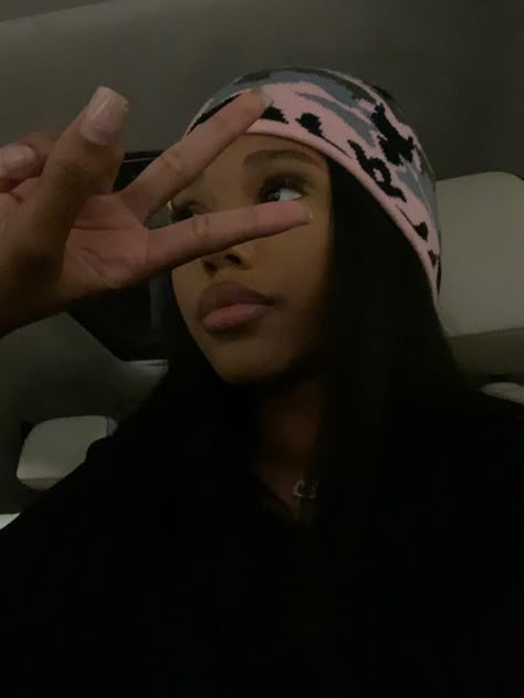 Afro With Beanie, Beanie Picture Ideas, Beanie Black Women, Beanie Outfit Girl, Wig With Beanie, Black Female Aesthetic, Beanie Outfit Black Women, Beanies Aesthetic Girl, Beanie Baddie