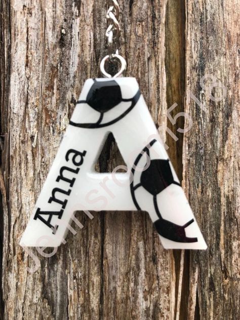 Soccer Keychain, Soccer Party Favors, Soccer Team Gifts, Cricut Projects Easy, Senior Night Gifts, Resin Crafts Tutorial, Soccer Party, Soccer Gifts, Basket Fillers